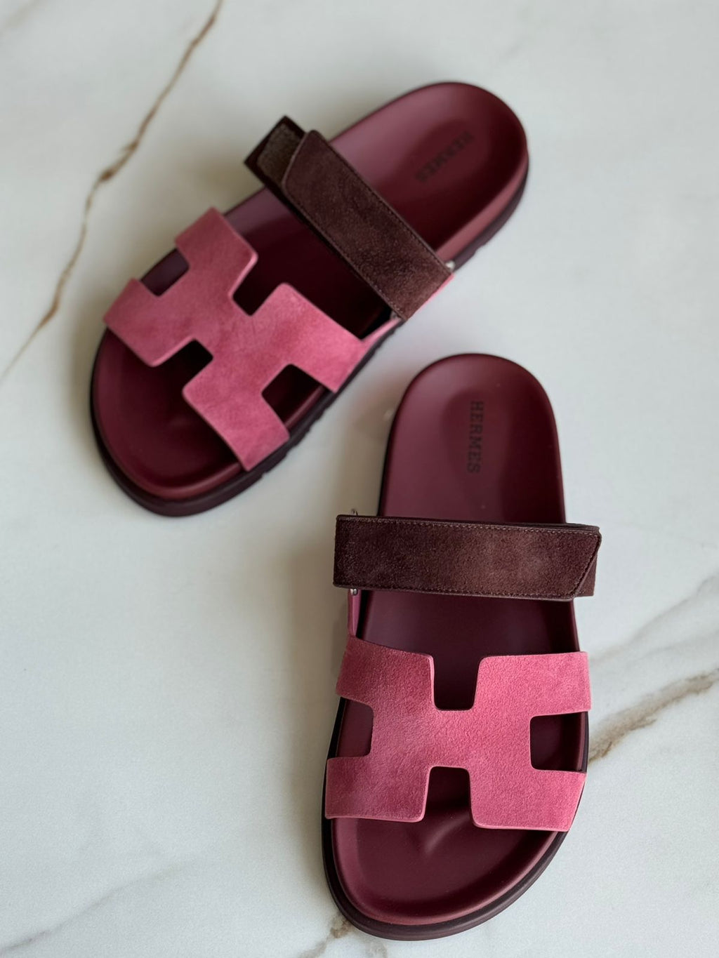 Sandales Chypre Hermès en suède marron et rose foncé