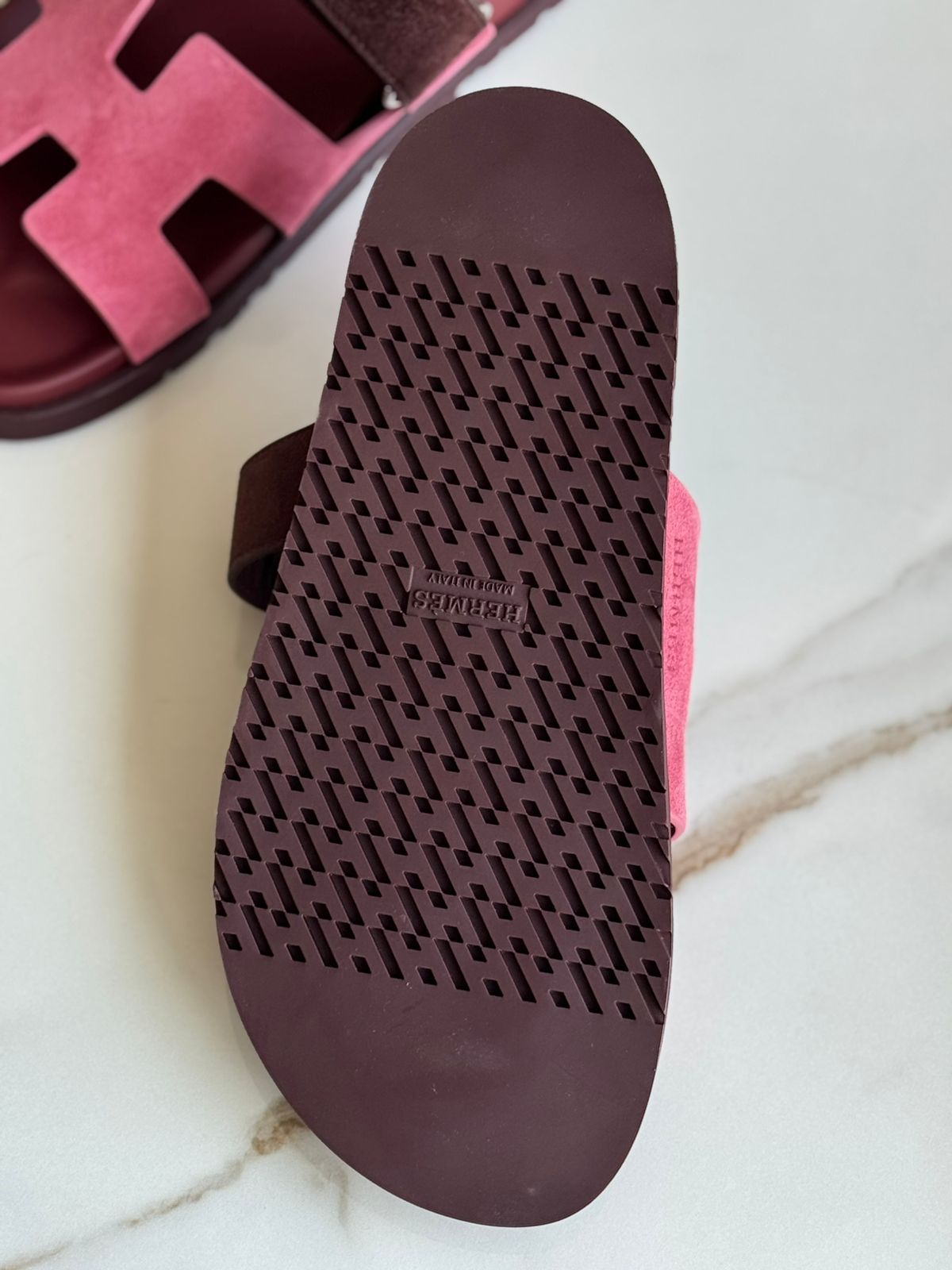 Sandales Chypre Hermès en suède marron et rose foncé