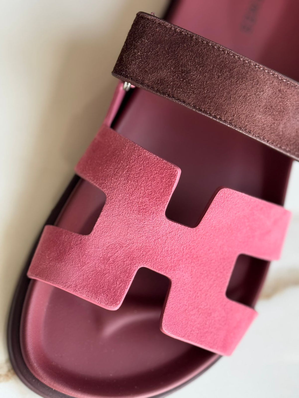 Sandales Chypre Hermès en suède marron et rose foncé